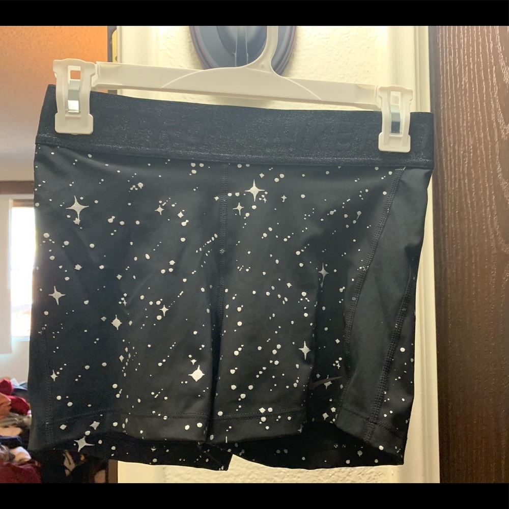 Women’s Nike pro tight fit starry shorts 3”